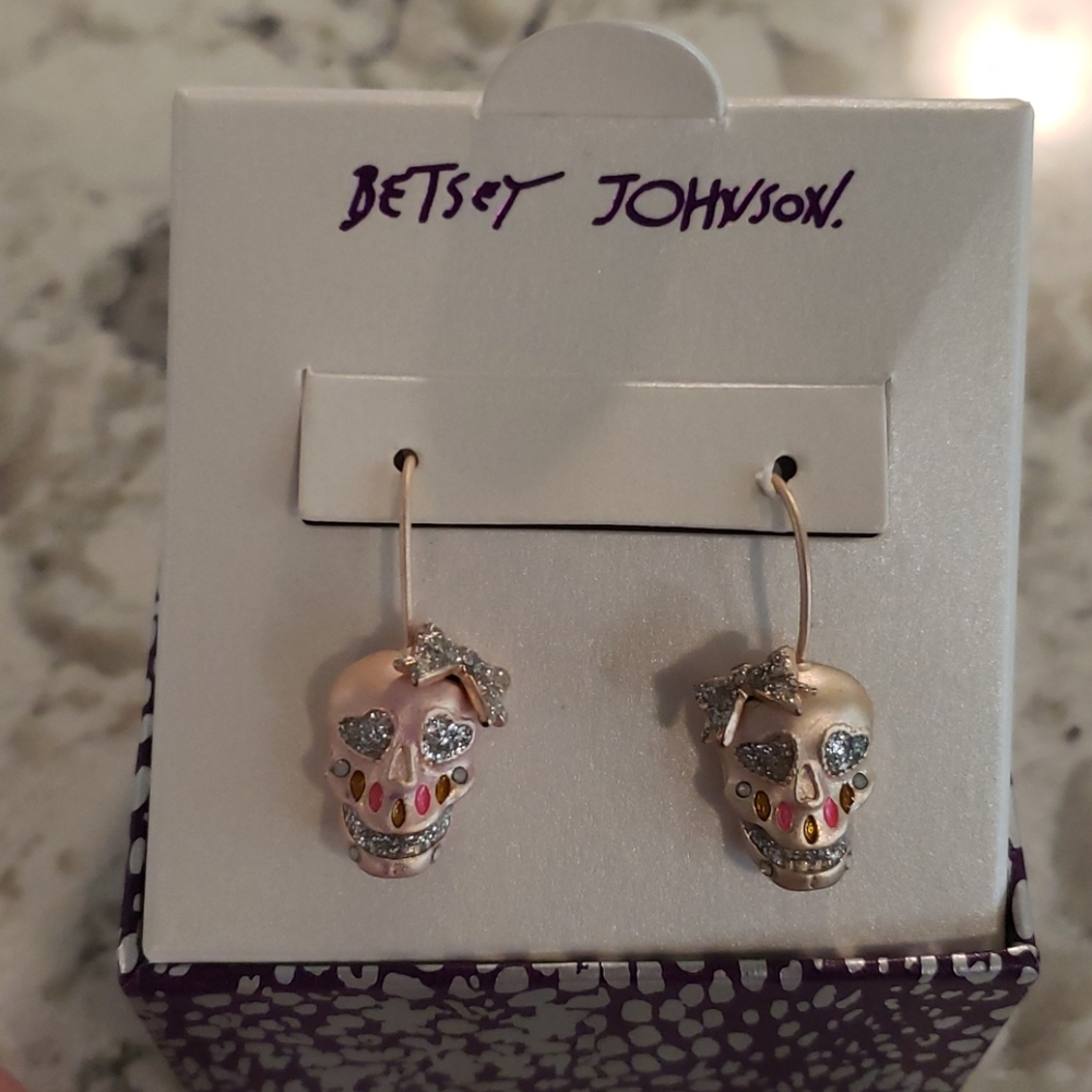 Betsey Johnson Skull 💀 Earrings